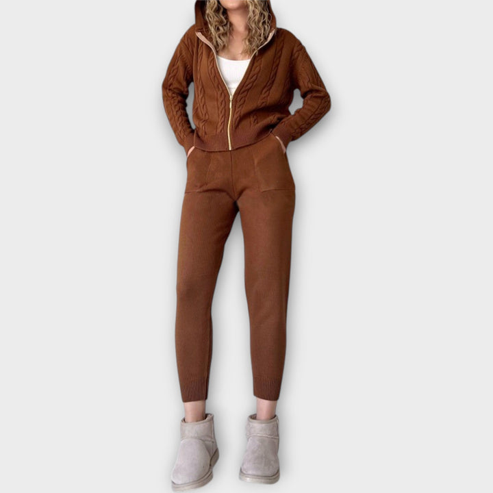 Kootud komplekt kapuutsi ja kardiganiga - soe ja mugav.