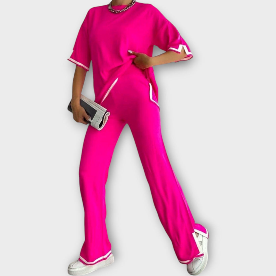 Lühikeste varrukatega kootud komplekt mugavuseks.