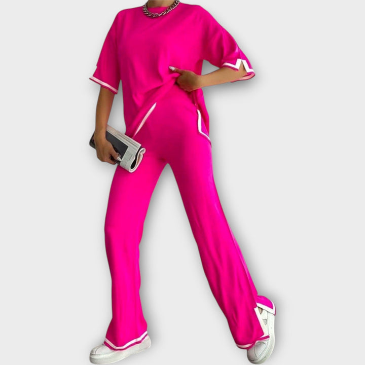 Lühikeste varrukatega kootud komplekt mugavuseks.