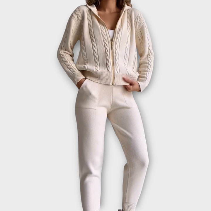 Kootud komplekt kapuutsi ja kardiganiga - soe ja mugav.