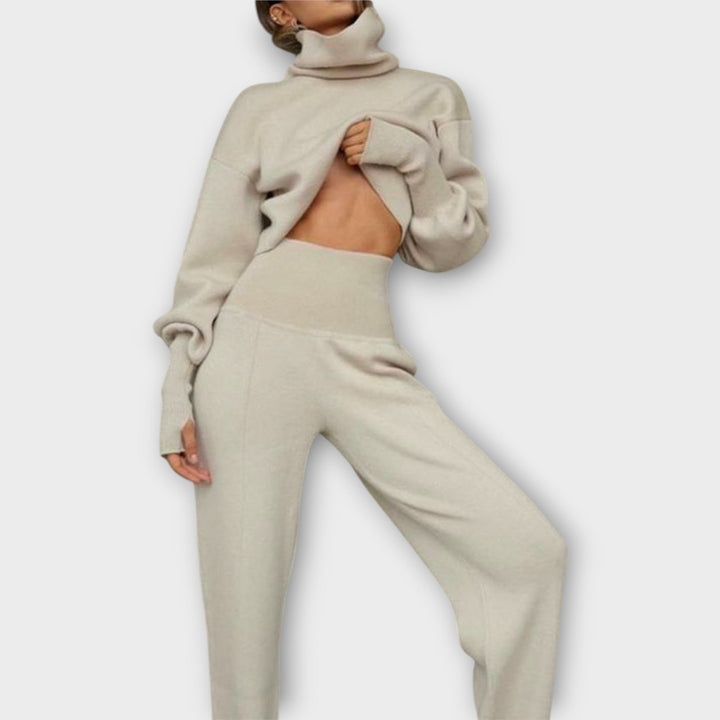 Kootud komplekt kõrge kaelusega ja avara lõikega.