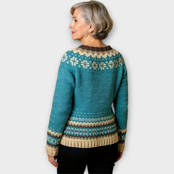 Kootud kardigan nööpide ja mustriga mugavuseks.