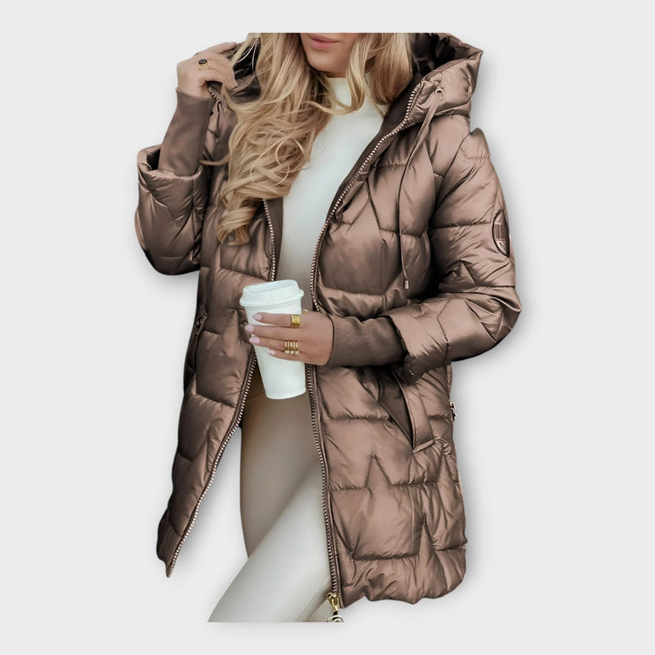 Kapuutsiga sulgepe soe ja mugav rõivastus.