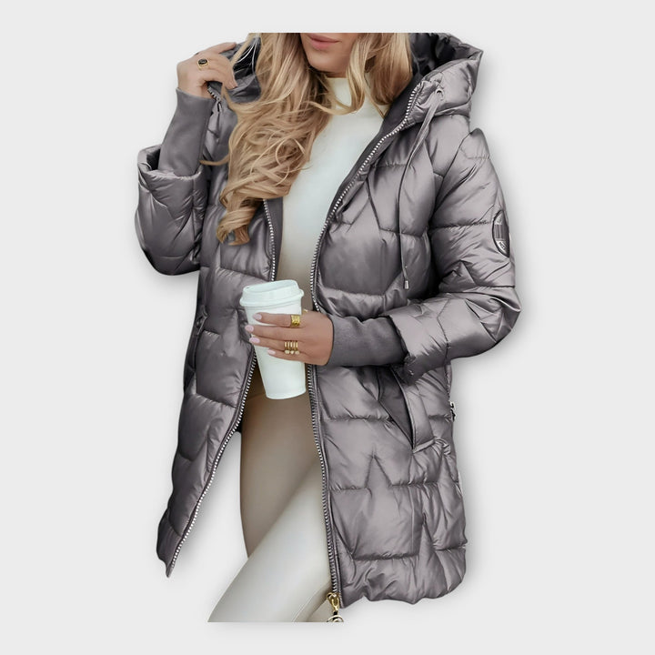 Kapuutsiga sulgepe soe ja mugav rõivastus.