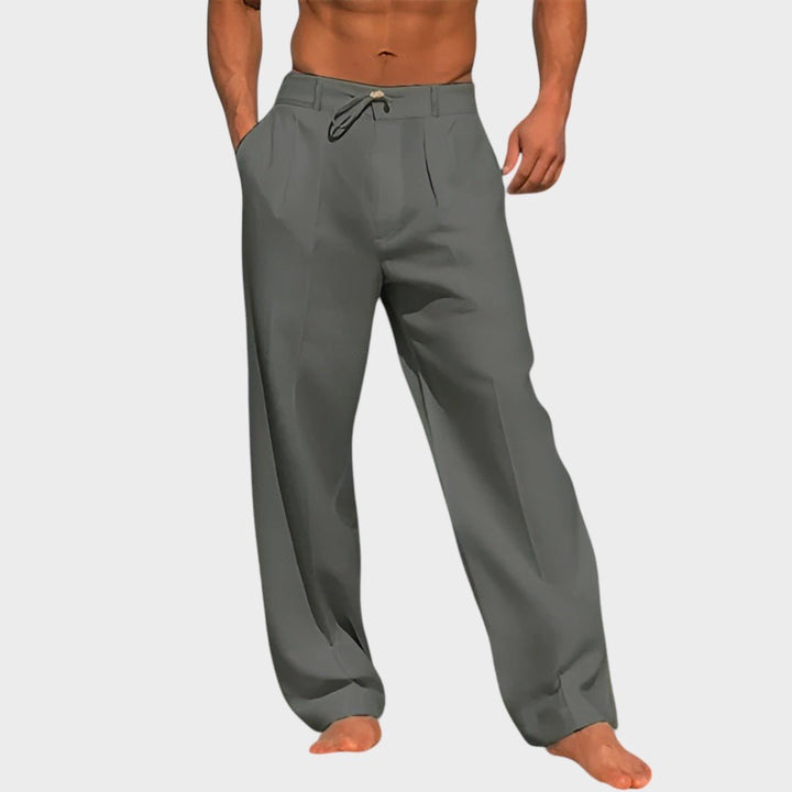 Jens kerged ja stiilsed linased suvepüksid.