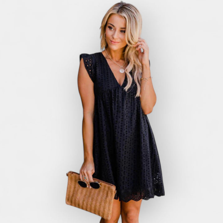 Suvine kleit lühikeste pükste ja taskutega.